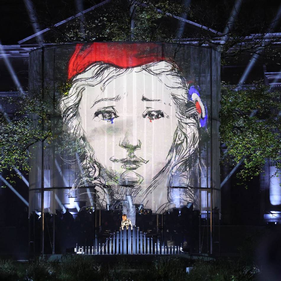 Gedenkfeier für Opfer der Pariser Anschläge: Macron steht Seite an Seite mit den Hinterbliebenen