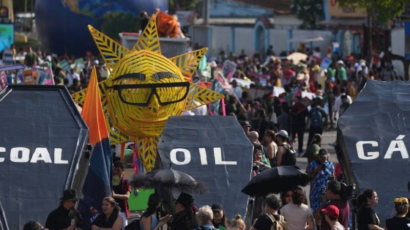 Klimagipfel in Brasilien: Tausende gehen auf die Straße