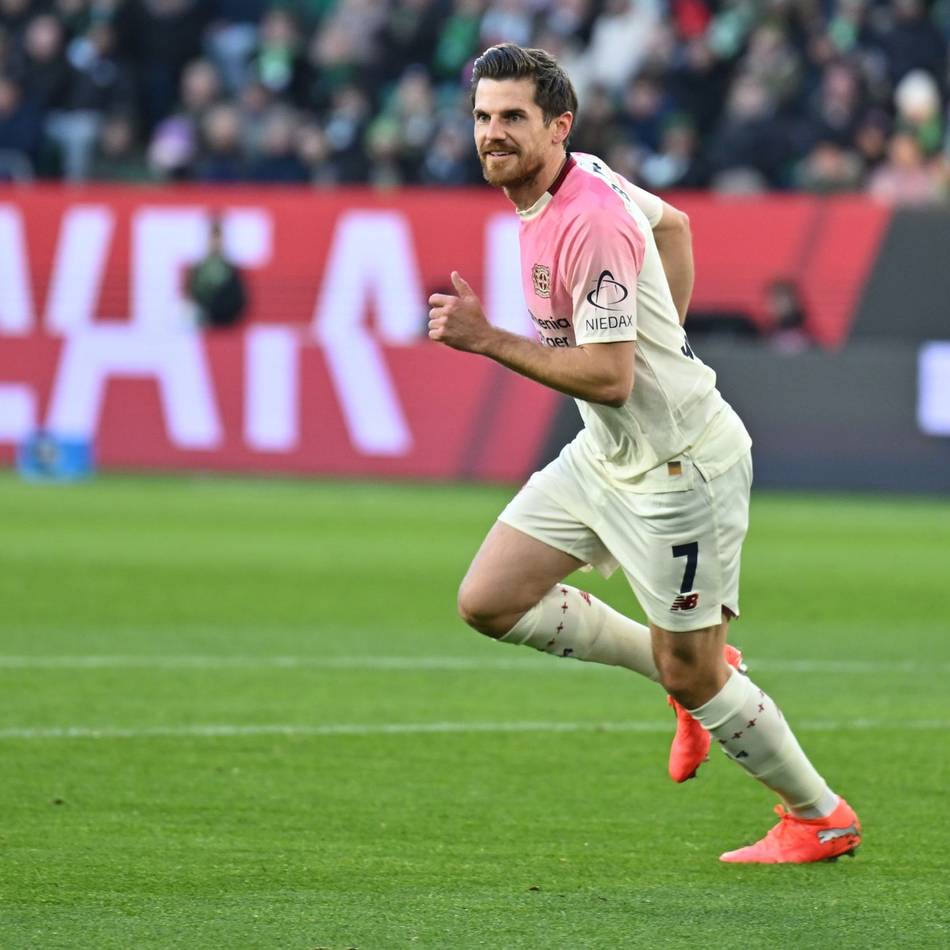 Von Hansi Flick inspiriert: Bayer-Routinier Hofmann glänzt in Wolfsburg in ungewohnter Rolle