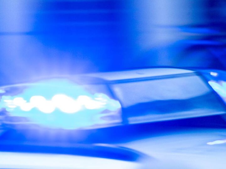 Fahrerflucht in Düsseldorf: SUV fährt Fußgänger an – Fahrer lässt Schwerverletzten liegen
