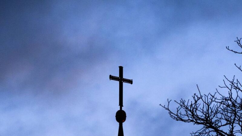 Aktion in Meerbusch: Kirche erinnert mit Baum an Opfer sexualisierter Gewalt