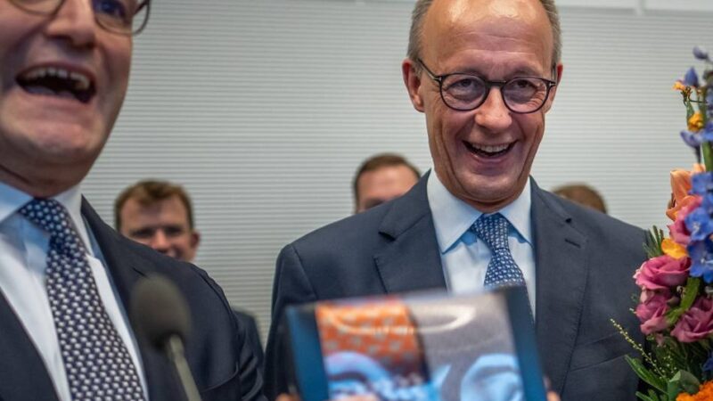Merz feiert Geburtstag: Blumen, Krawatten und „Happy Birthday, lieber Friedrich“