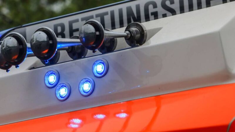 Bei Reparaturmaßnahmen an seinem SUV: Mann in Garage unter Auto eingeklemmt