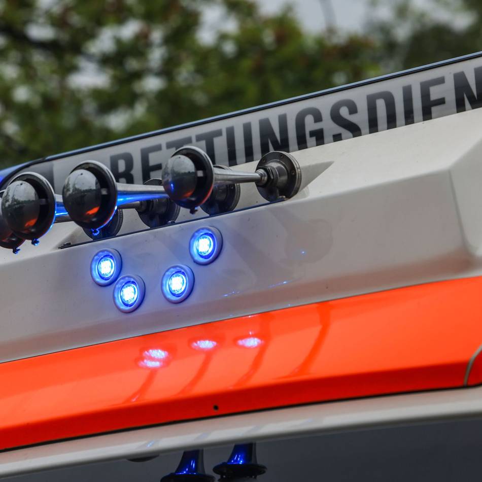 Bei Reparaturmaßnahmen an seinem SUV: Mann in Garage unter Auto eingeklemmt