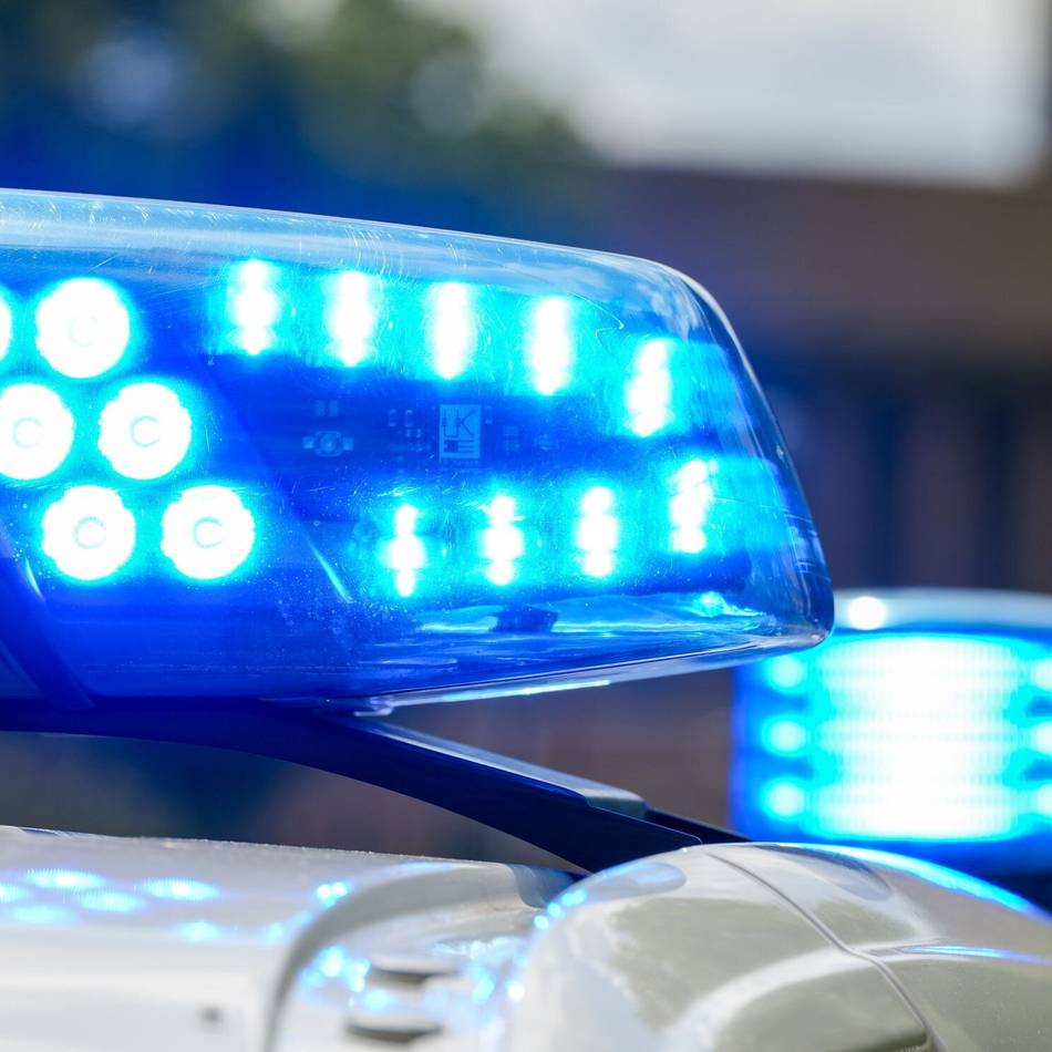 Gefährlicher Eingriff in Straßenverkehr: Einkaufswagen stürzt auf Radweg – Zehnjährige regiert schnell