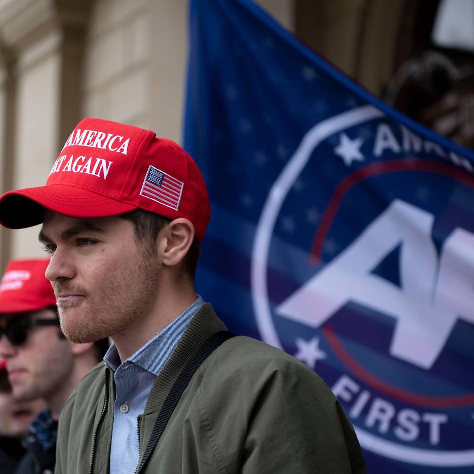 „America First“-Influencer: Rechts. Rechter. Rechtsextrem – Der unheimliche Aufstieg des Nick Fuentes