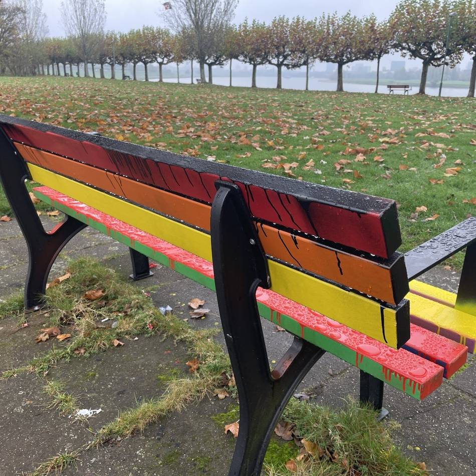 Polizei ermittelt in Düsseldorf: Regenbogenbank in Heerdt beschmiert – in Schwarz-Rot-Gold