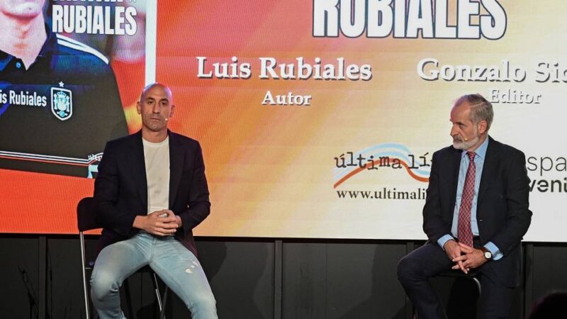 Bei öffentlichem Auftritt: Skandal-Funktionär Rubiales von eigenem Onkel mit Eiern beworfen