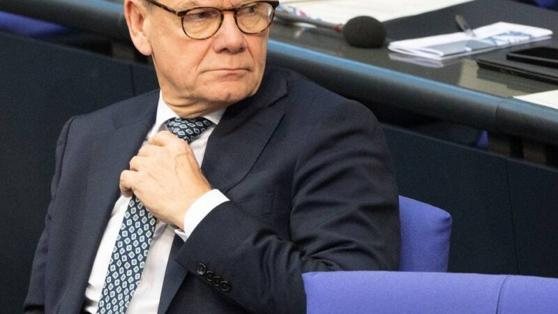 Reise nach Kolumbien: Wadephul fliegt nach Defekt per Linie zu Südamerika-Gipfel