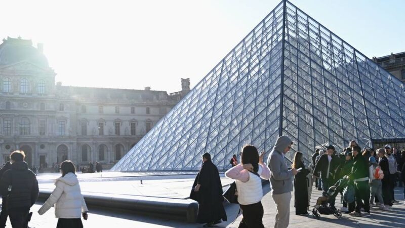 Für drei Minuten sichtbar: TikToker hängen kurzzeitig eigenes Bild in Louvre