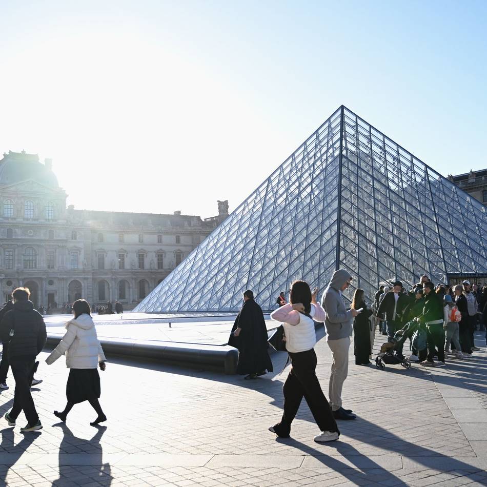 Für drei Minuten sichtbar: TikToker hängen kurzzeitig eigenes Bild in Louvre
