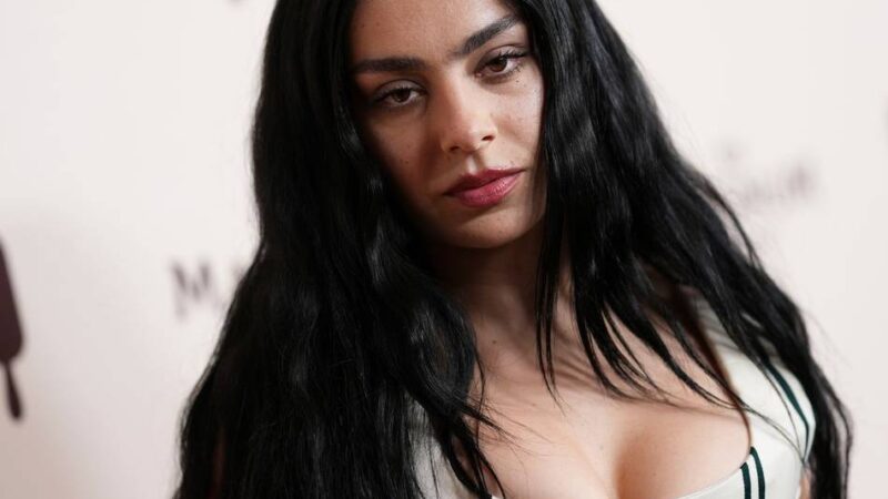 Musik: Charli XCX bringt neues Album „Wuthering Heights“ heraus