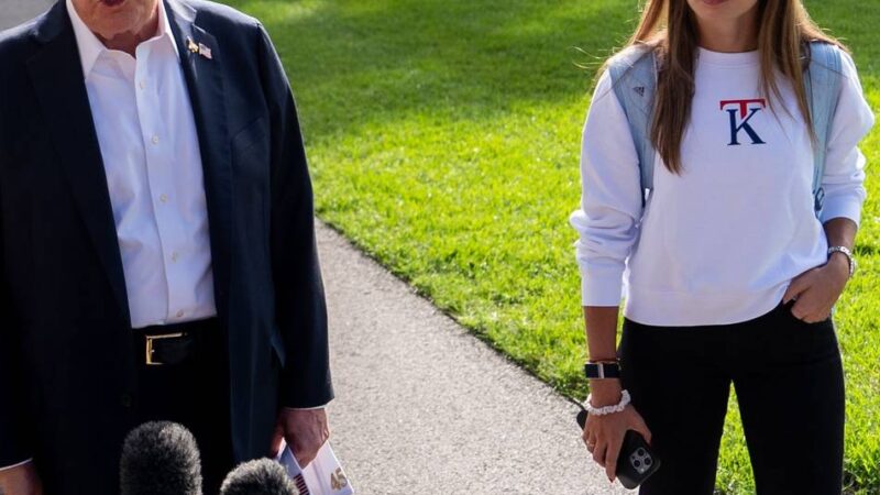 Vor erstem großen Turnier: Trump-Enkelin holt sich Golf-Tipps vom Opa und Tiger Woods