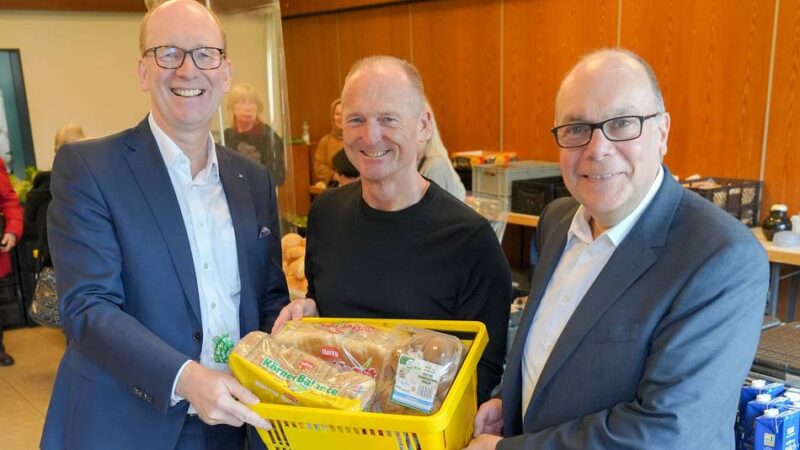 Lebensmittel für Menschen mit wenig Geld: Volksbank spendet 2500 Euro für die Tafel in Meerbusch