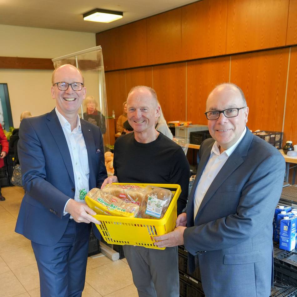 Lebensmittel für Menschen mit wenig Geld: Volksbank spendet 2500 Euro für die Tafel in Meerbusch