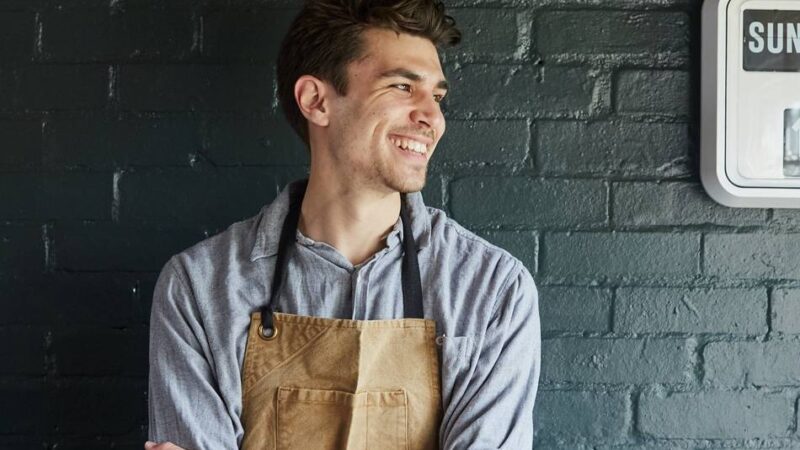 „Natürlich vegan“ aus aller Welt: Warum Julius Fiedler Gewürzpasten in Eiswürfel einfriert