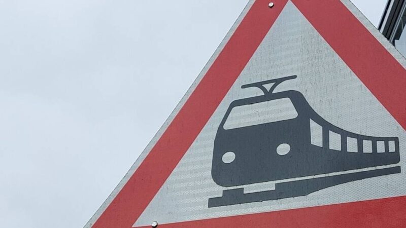 Techniker in Meerbusch im Einsatz: Verkehrsprobleme durch Schrankenstörung in Osterath