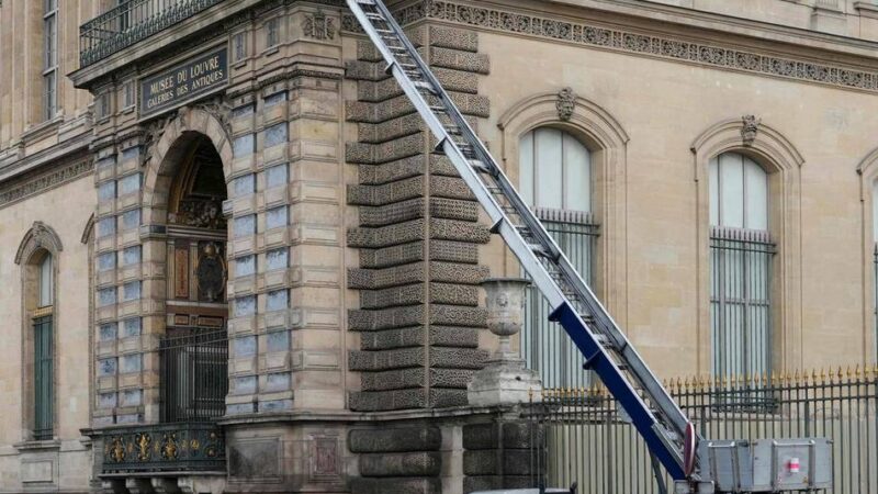 Wertvoller Schmuck entwendet: Louvre-Juwelen: Innenminister gibt Hoffnung nicht auf
