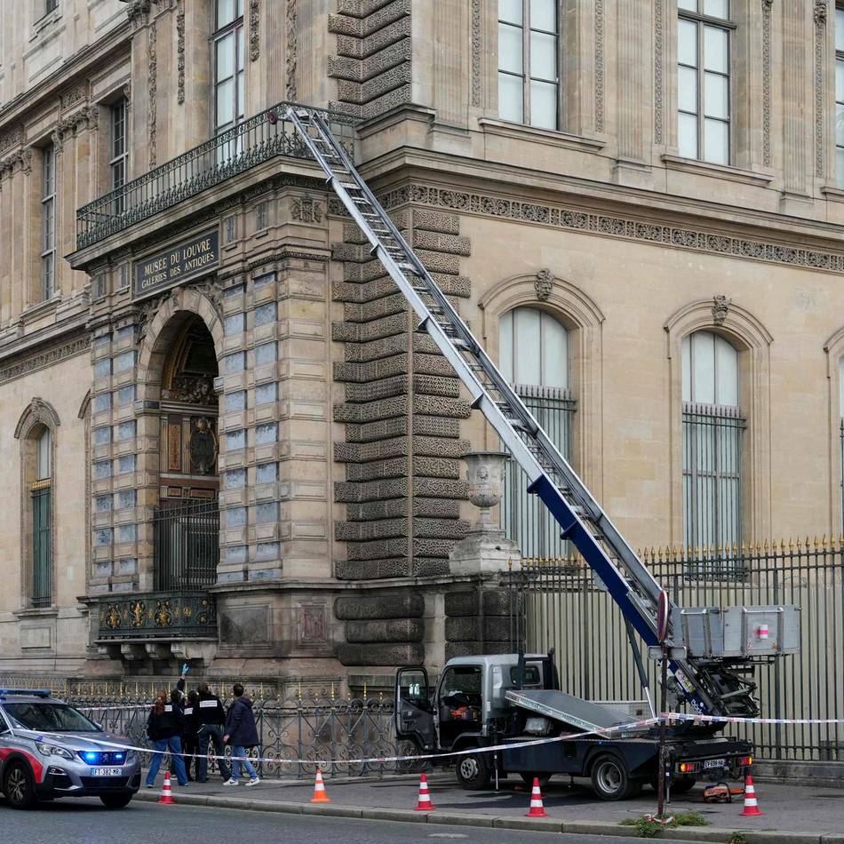 Wertvoller Schmuck entwendet: Louvre-Juwelen: Innenminister gibt Hoffnung nicht auf