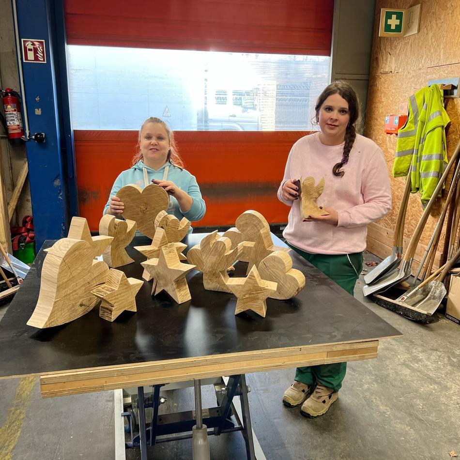 Engagement in Meerbusch: Rotarier verkaufen Holzschmuck und Weihnachtliches für einen guten Zweck