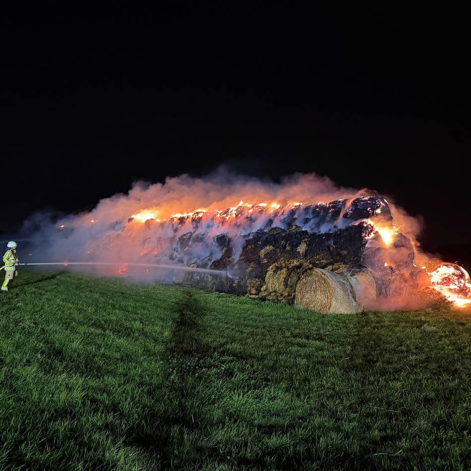 Feuerwehreinsatz am Heilerberg: Schon wieder Heuballenbrand in Monheim