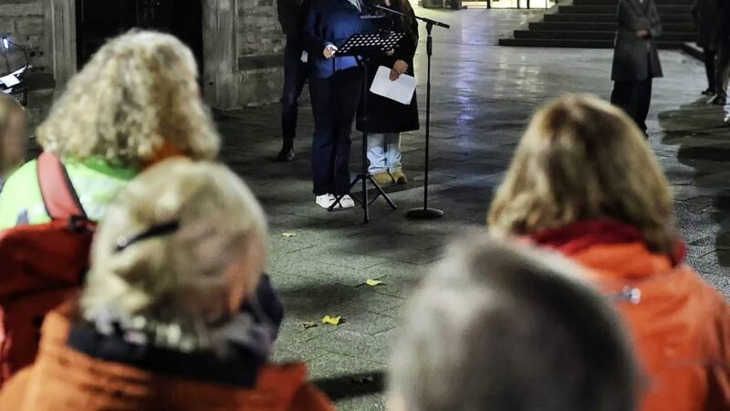 Rund 100 Bürger kamen zum Gedenken an die Pogromnacht auf den Lavalplatz: „Antisemitismus ist wieder salonfähig“