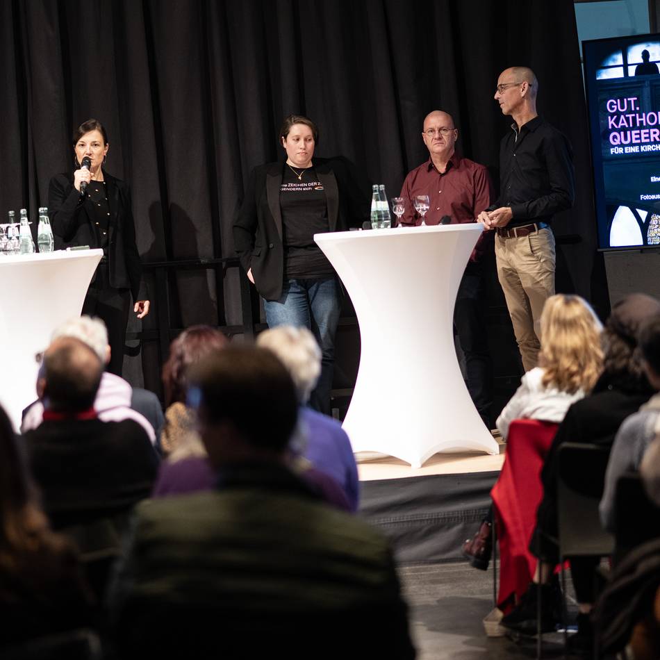 Maxhaus zeigt Ausstellung: Queer und katholisch – die Zeit des Versteckens ist vorbei