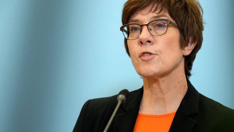 AKK stellt sich gegen Merz-Vorschlag: Kramp-Karrenbauer hält an Kandidatur für Vorsitz der Adenauer-Stiftung fest