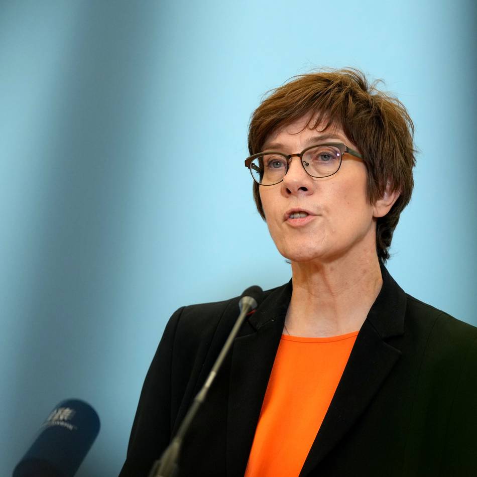 AKK stellt sich gegen Merz-Vorschlag: Kramp-Karrenbauer hält an Kandidatur für Vorsitz der Adenauer-Stiftung fest