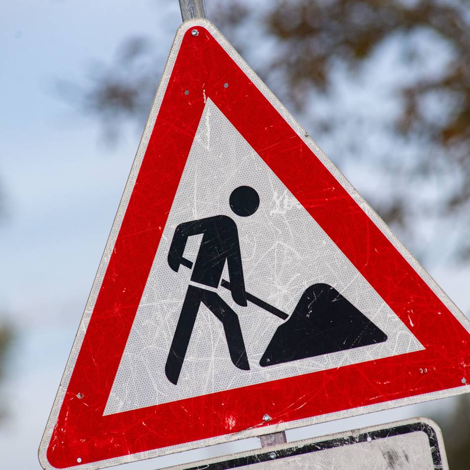 Die Bahn-Baustelle macht Fortschritte: Düsseldorfer Straße zum Feierabendverkehr ohne Baustellenampel