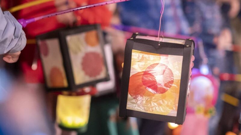 Laternenumzüge in Düsseldorf: Ein Martinsverein, drei Züge und drei Mantelteilungen