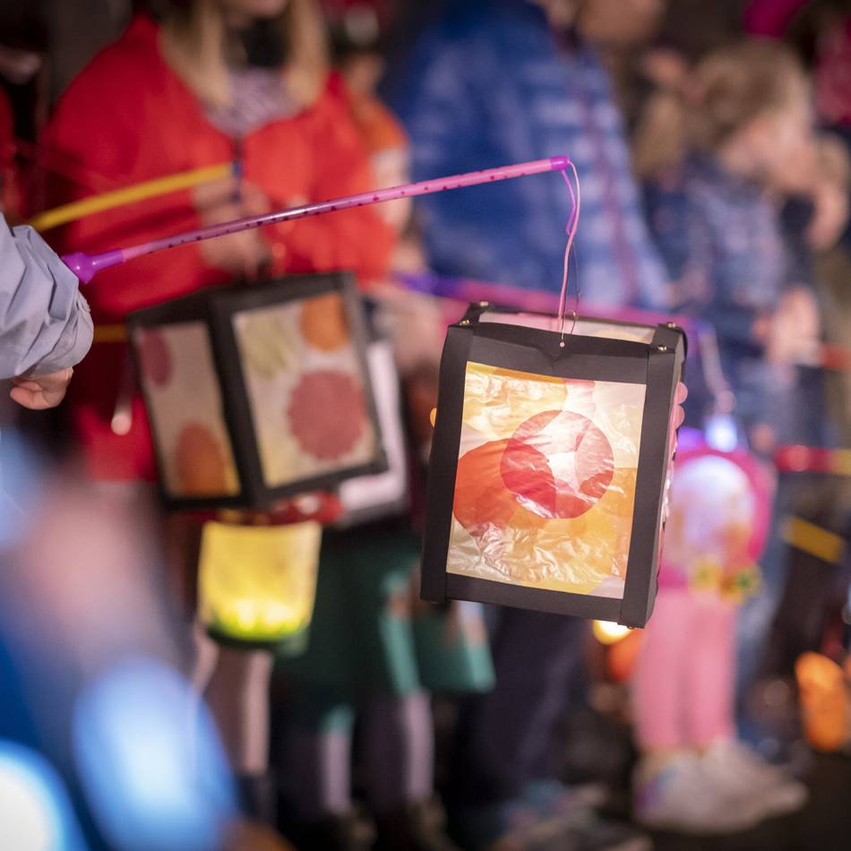 Laternenumzüge in Düsseldorf: Ein Martinsverein, drei Züge und drei Mantelteilungen