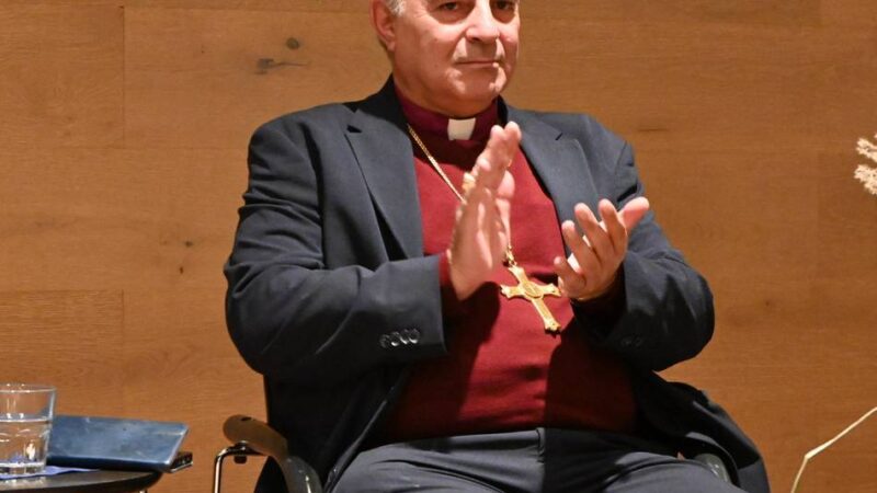 Palästinensischer Bischof bedauert Eklat: Weiter Debatte um „Völkermord“-Äußerung in Azar-Predigt