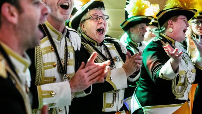 Karneval Sessionsauftakt in Langenfeld: Ein Gardeappell voller Prunk, Pracht und Herzblut