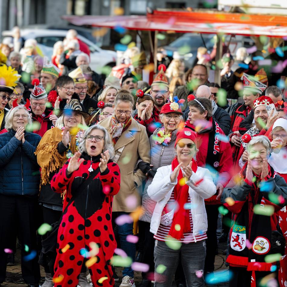 Karneval in Langenfeld: Tolle Premiere der Sessionseröffnung vor der Stadthalle