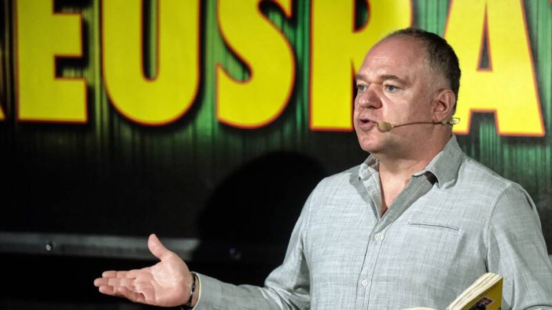 Gastspiel im Kleinkunsttheater „Die Säule“: Serhat Dogan begeistert Duisburg mit klugem Witz und warmem Spott