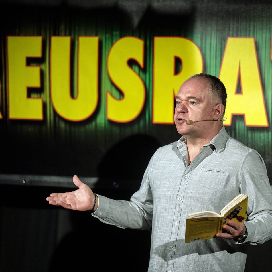 Gastspiel im Kleinkunsttheater „Die Säule“: Serhat Dogan begeistert Duisburg mit klugem Witz und warmem Spott