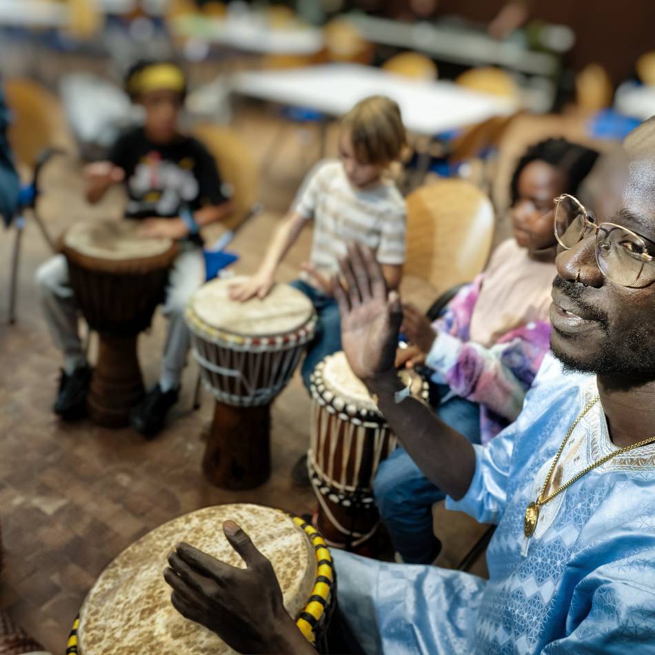 VHS an der Tempelhofer Straße: Lebensfreude pur beim Afroherz-Festival in Monheim