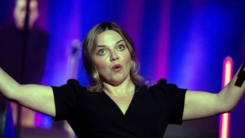 Konzert in der Aula am Berliner Ring: Annett Louisan verzaubert Monheim mit Wohnzimmerflair