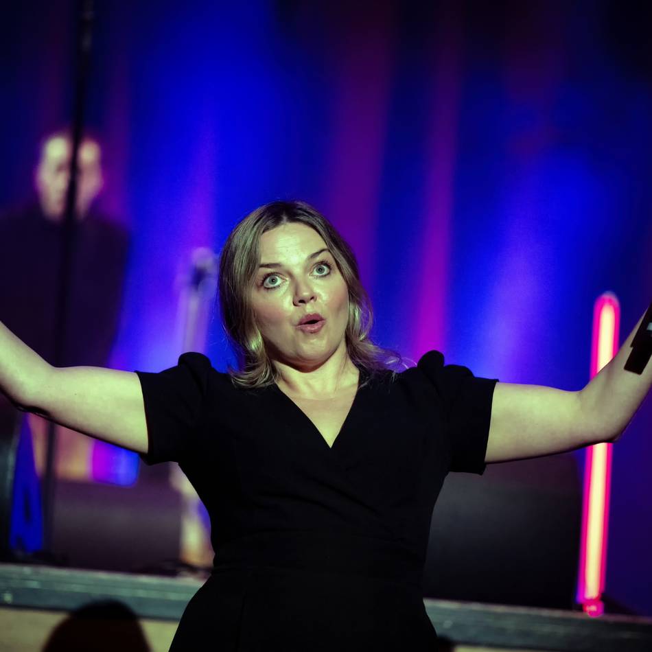 Konzert in der Aula am Berliner Ring: Annett Louisan verzaubert Monheim mit Wohnzimmerflair