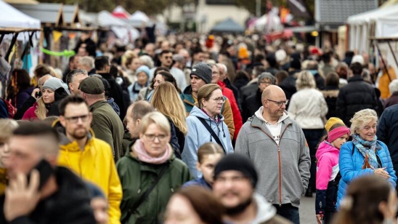 Martinsmarkt in Monheim: Familienmomente mit Stockbrot an der heißen Glut