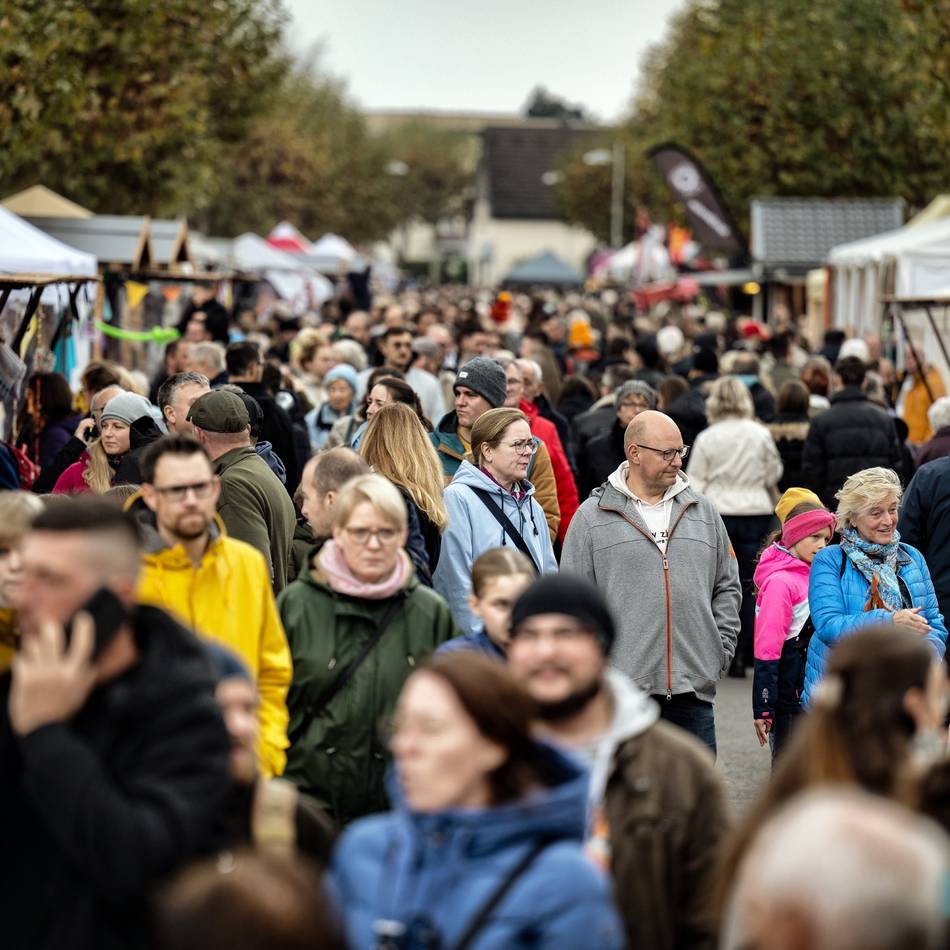 Martinsmarkt in Monheim: Familienmomente mit Stockbrot an der heißen Glut