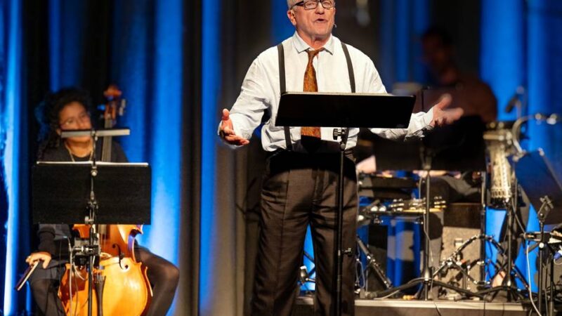 Miroslav Nemec liest Alexis Sorbas in Monheim: Ein Hauch von Griechenland in der Aula am Berliner Ring