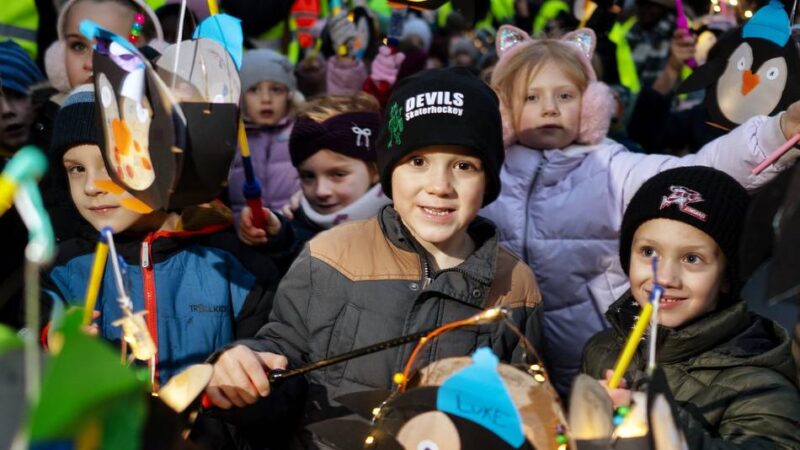 St. Martinszug durch Monheim: Leuchtende Laternen und strahlende Kinderaugen