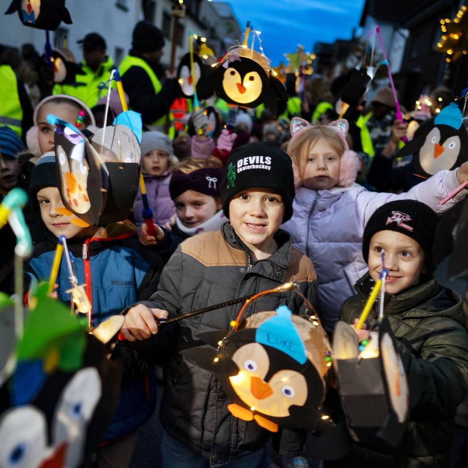St. Martinszug durch Monheim: Leuchtende Laternen und strahlende Kinderaugen