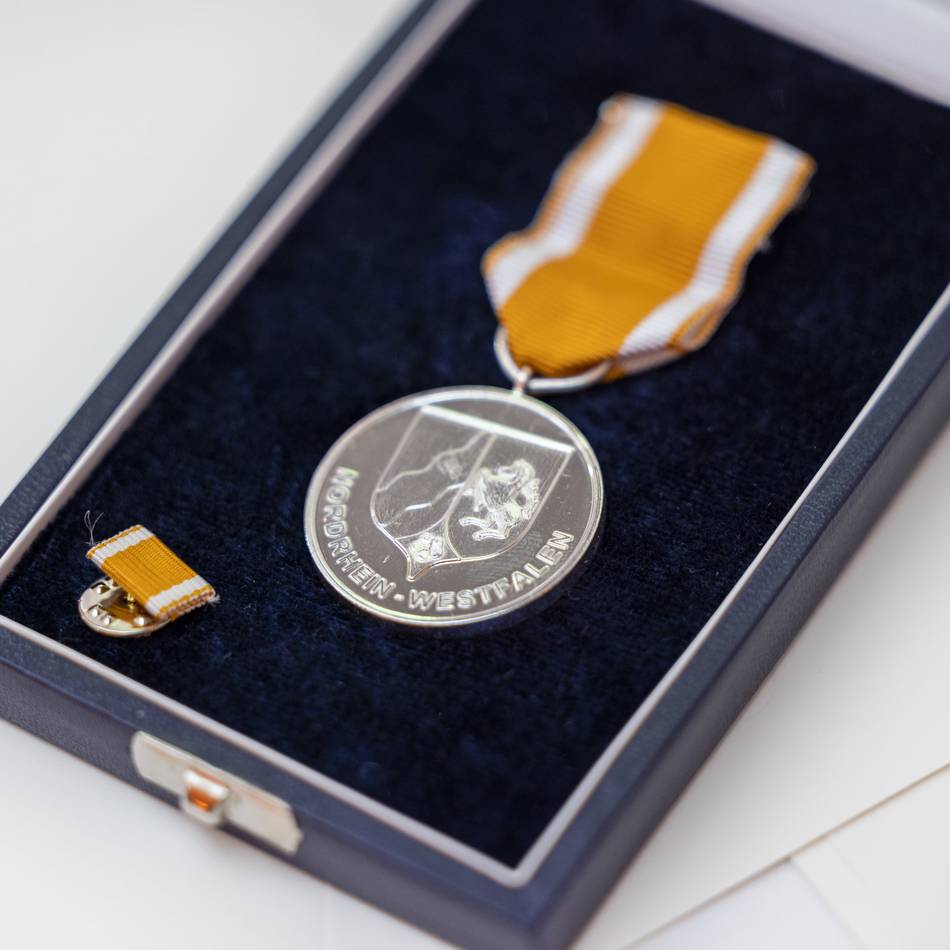 Rettungsmedaille des Landes NRW: Ministerpräsident zeichnet zwei Polizisten aus Wesel und Dinslaken als Lebensretter aus