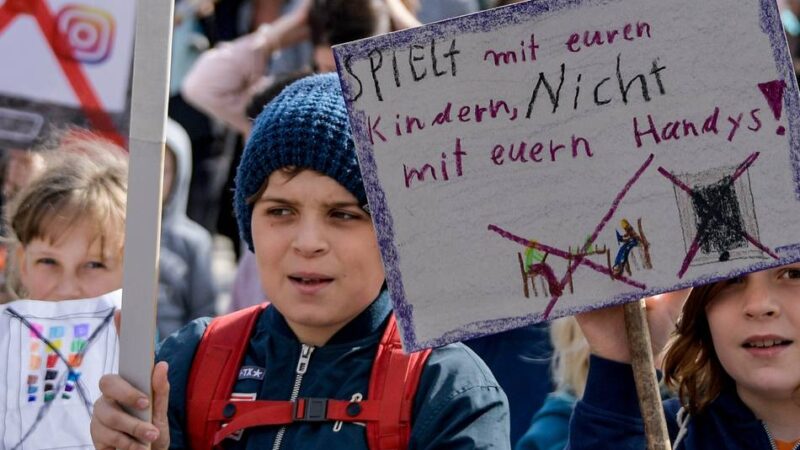 „Realplay statt Display“: Wenn Eltern stundenlang das Handy nutzen