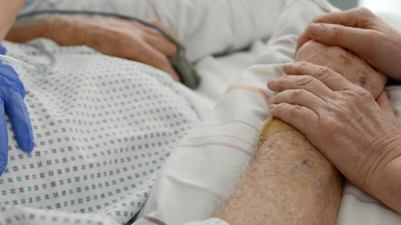 Ethische Fragen und der Kosten-Nutzen-Faktor: Was die Streeck-Debatte über teure Medizin am Lebensende lehrt