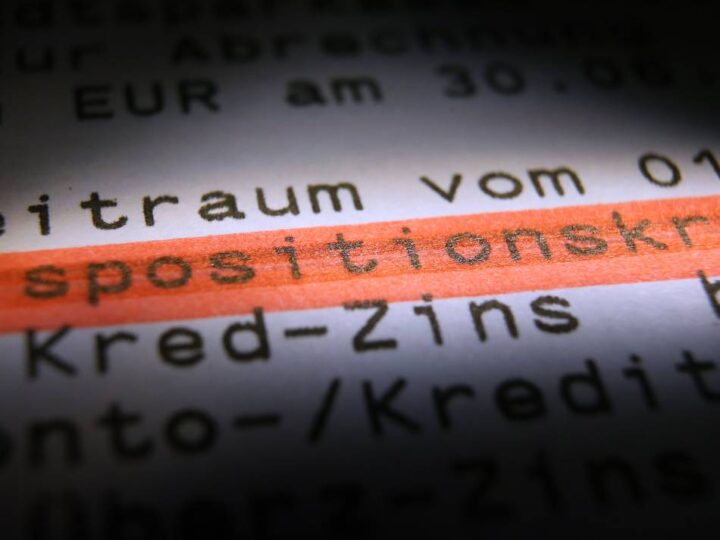 Hohe Zinsen sind das Problem: Wie man wieder aus der Dispofalle kommt