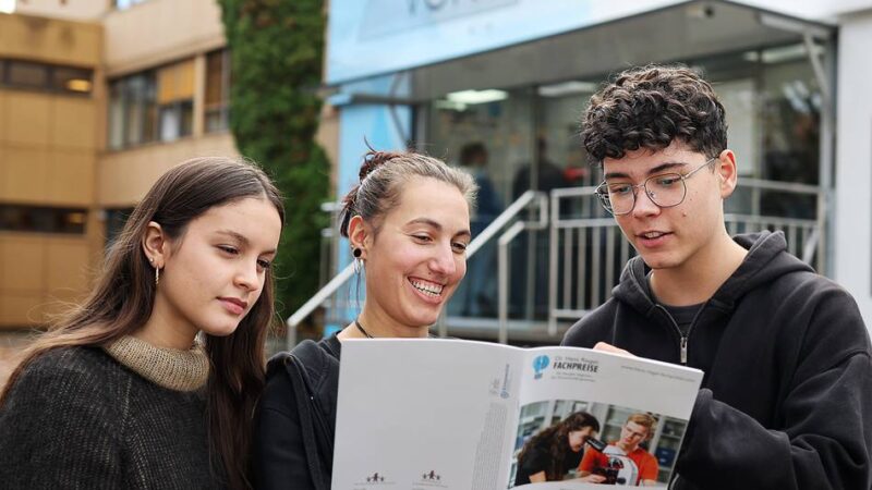 Am Konrad-Heresbach-Gymnasium werfen rund 350 Lernende einen Blick in die Zukunft: Auf Zeitreise in einem weißen Truck